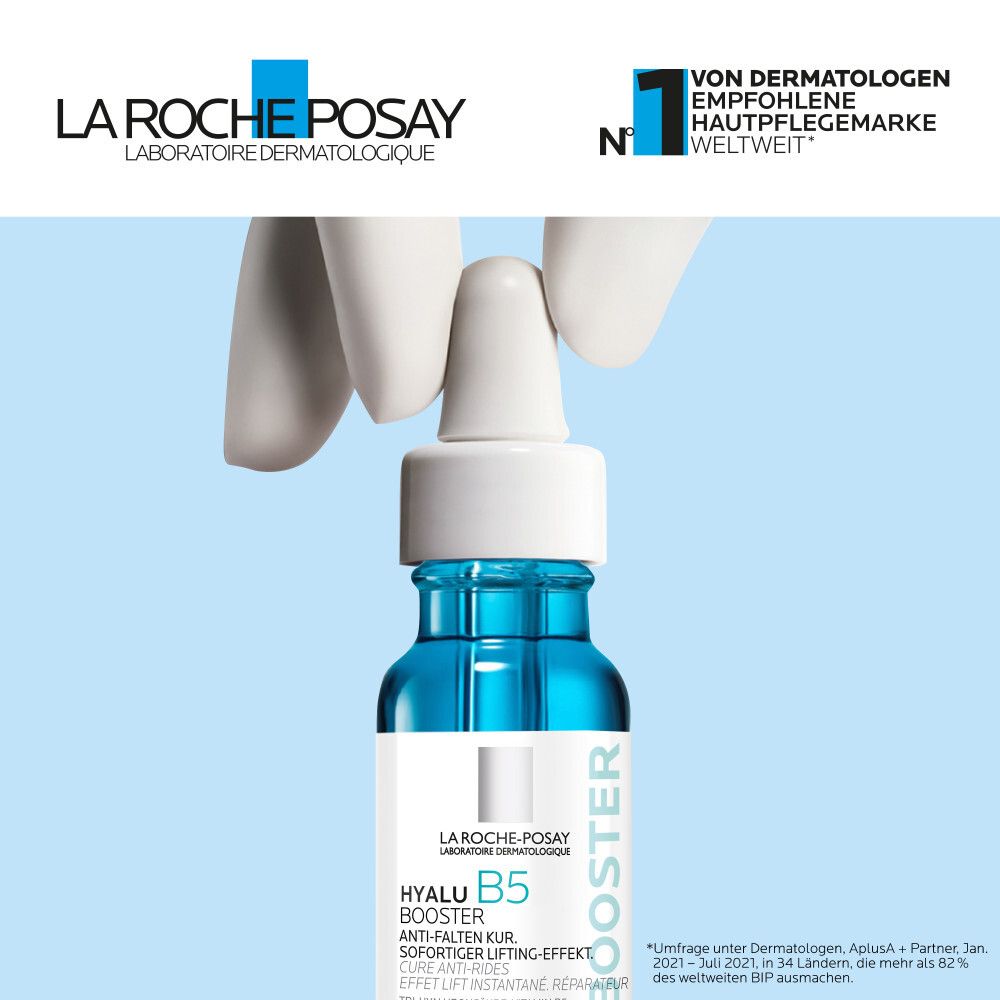 Flacone di siero Hyalu B5 Booster. Mani che lo tengono. Testo: Raccomandato dai dermatologi, marchio leader per la cura della pelle.