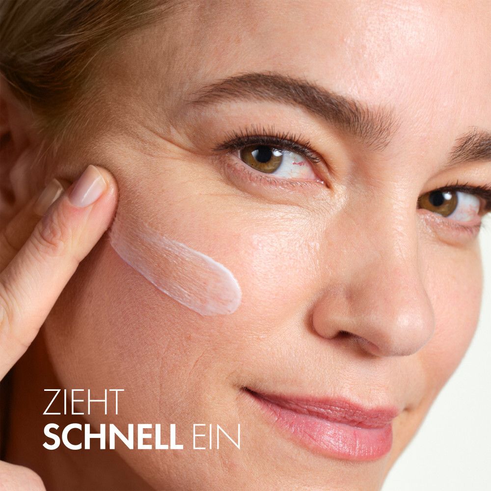 Una donna applica la crema notte Vichy sulla guancia; la crema si assorbe rapidamente.