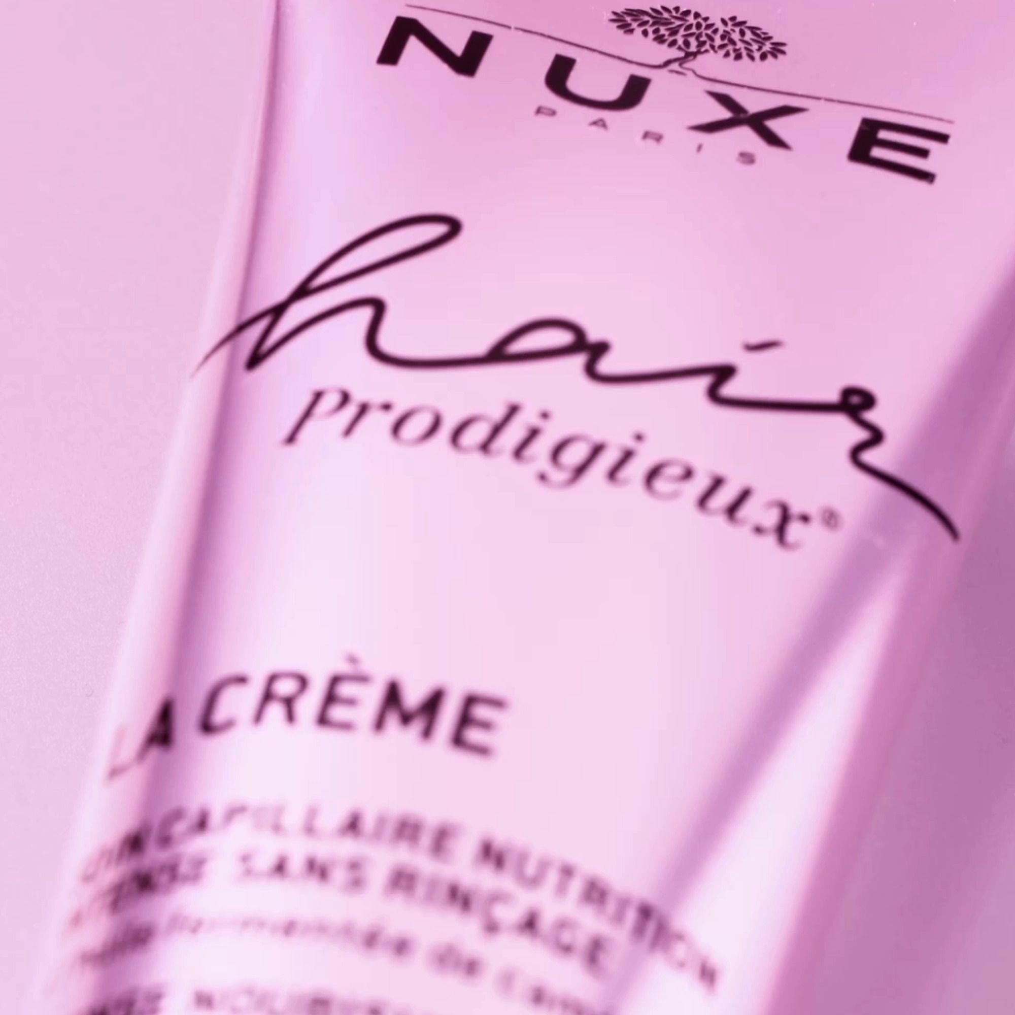 Primo piano di una sezione di tubo rosa con nome del prodotto e testo.