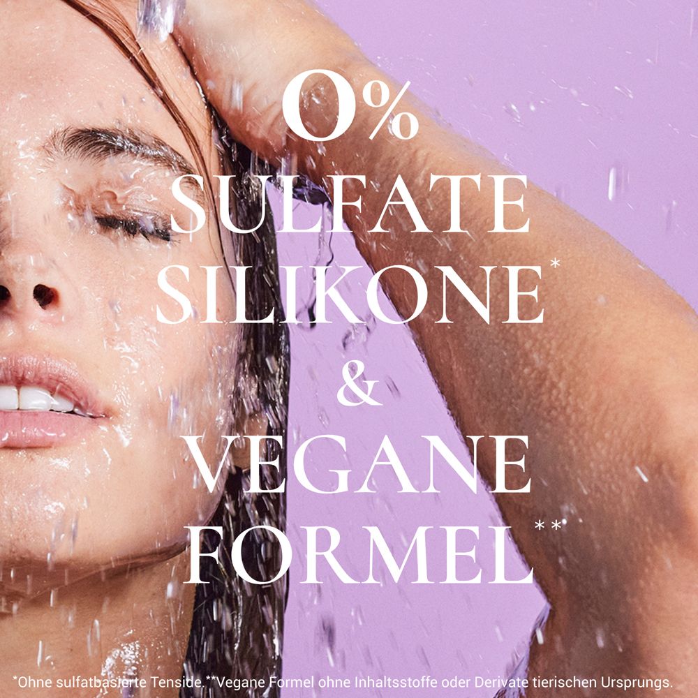 Donna sotto la doccia. Testo: 0% solfati, siliconi e formula vegana.