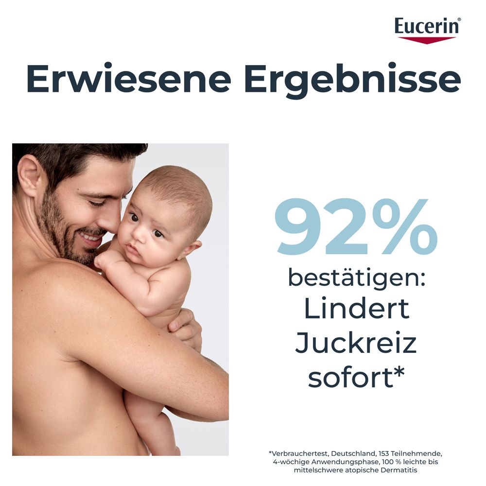 Padre che tiene in braccio un bambino. Il 92% conferma: allevia subito il prurito. Eucerin.