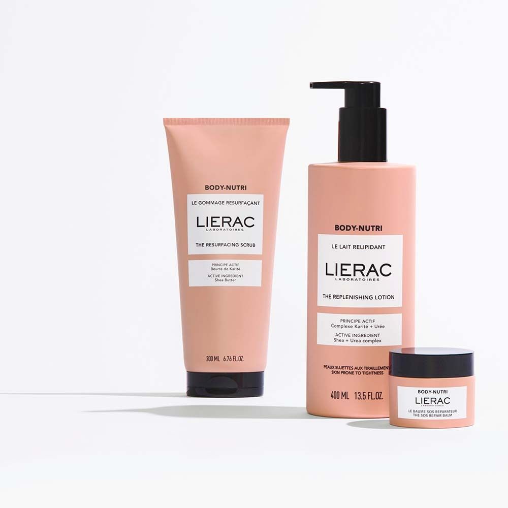 Tre prodotti: tubo, flacone e vasetto. Scritta: BODY-NUTRI, LIERAC, THE RESURFACING SCRUB, THE REPLENISHING LOTION.
