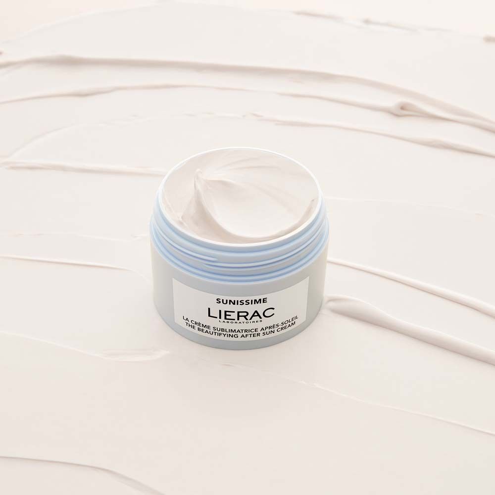 Vasetto di crema aperto con crema bianca. Scritta: Sunissime, LIERAC. Crema su sfondo bianco.
