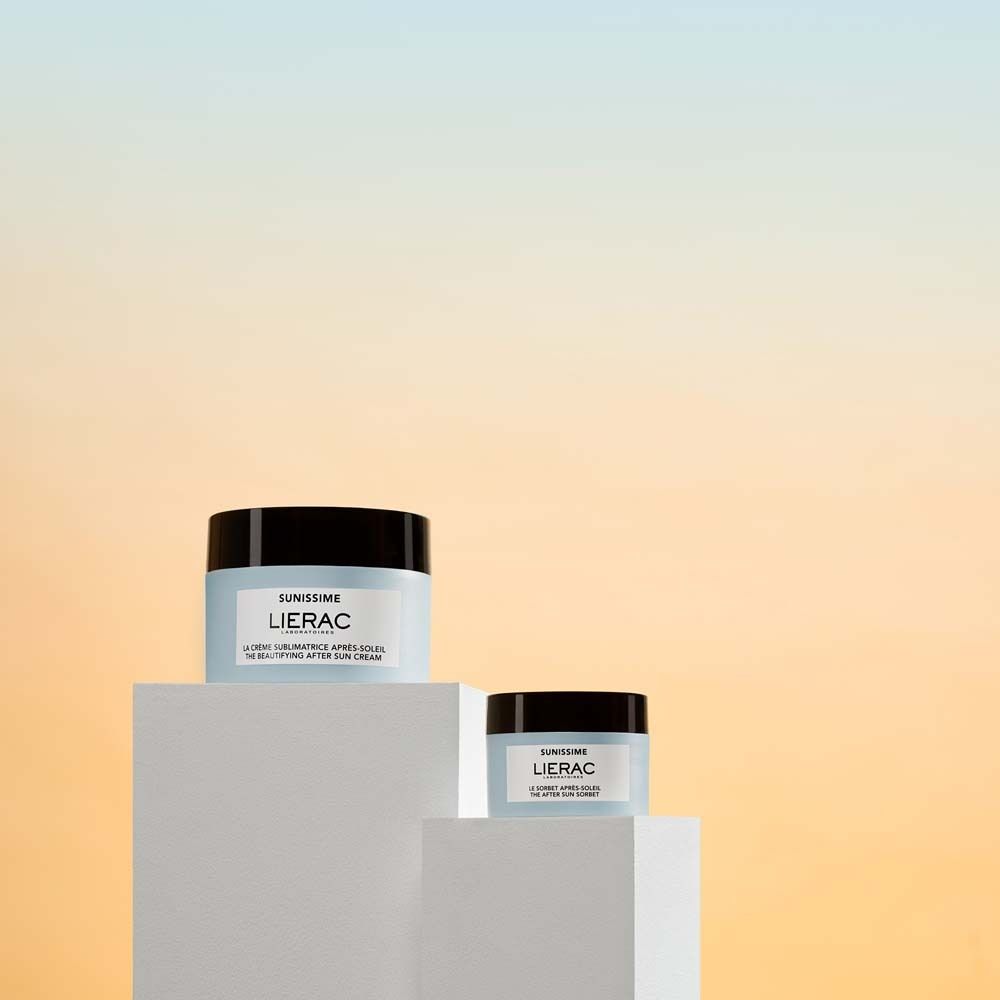 Due vasetti di crema su piedistalli. Scritta: Sunissime, LIERAC. Coperchi neri, etichette blu. Diverse dimensioni.