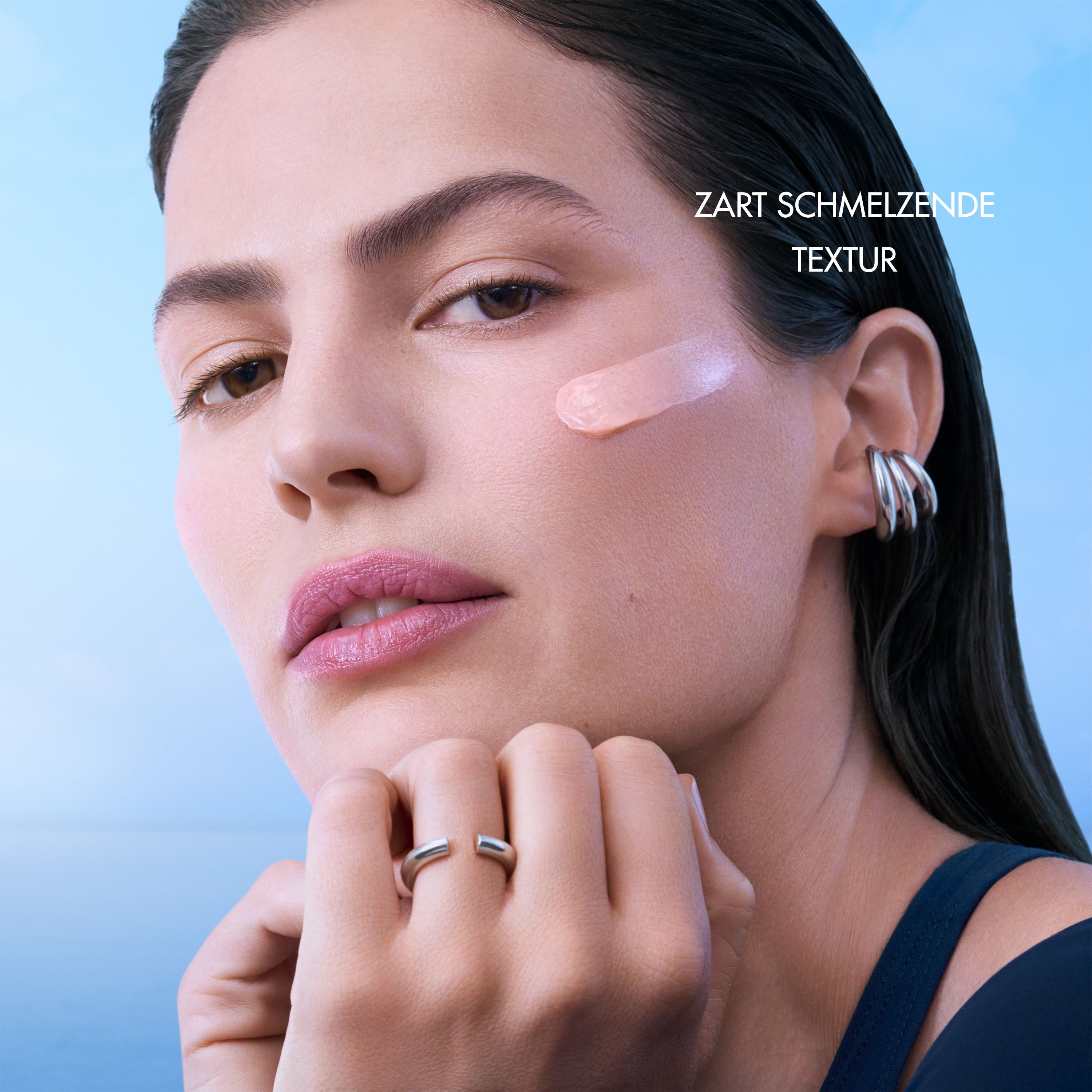 Donna con striscio di crema sulla guancia. Scritta: ZART SCHMELZENDE TEXTUR.