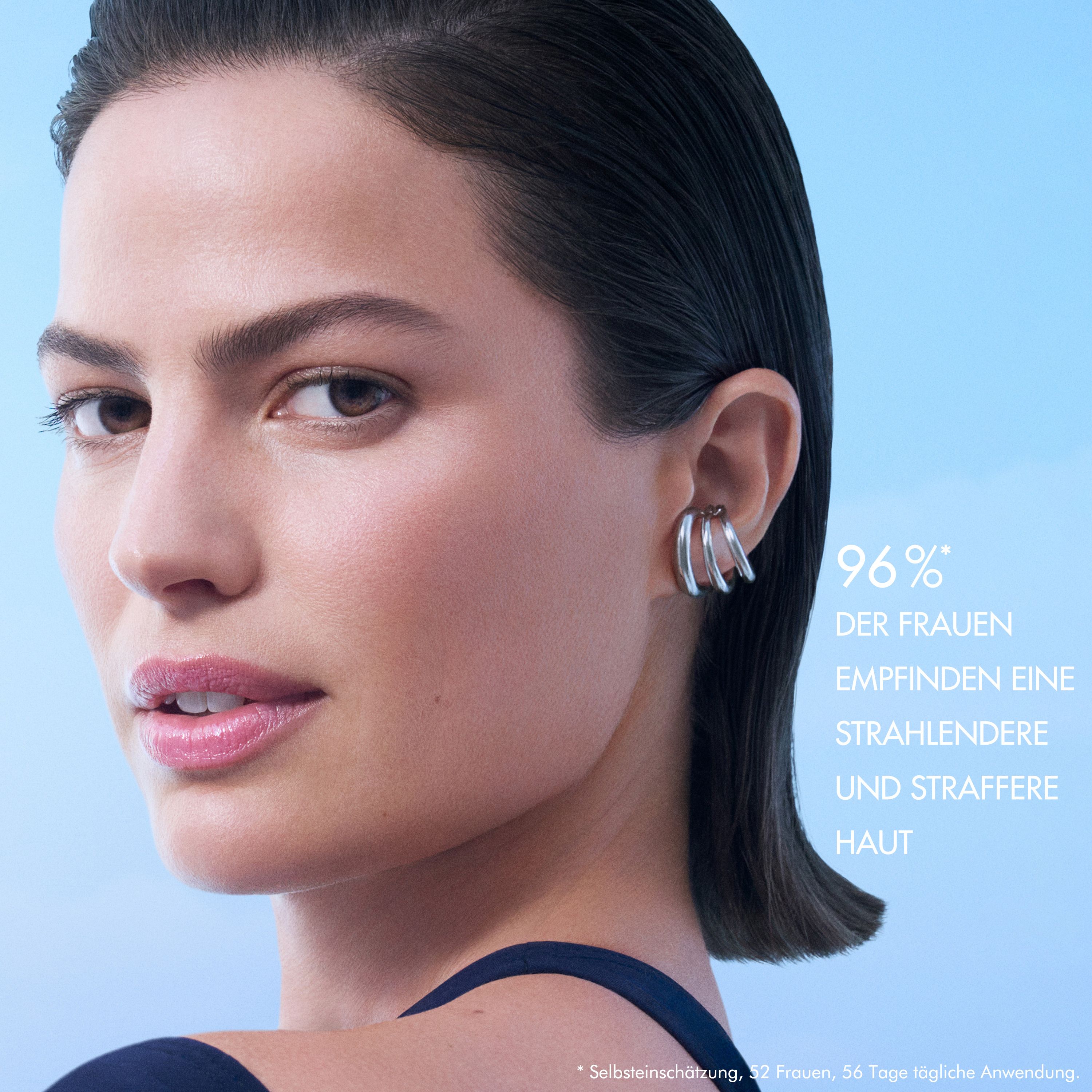 Donna. Scritta: 96% DER FRAUEN EMPFINDEN EINE STRAHLENDERE UND STRAFFERE HAUT.