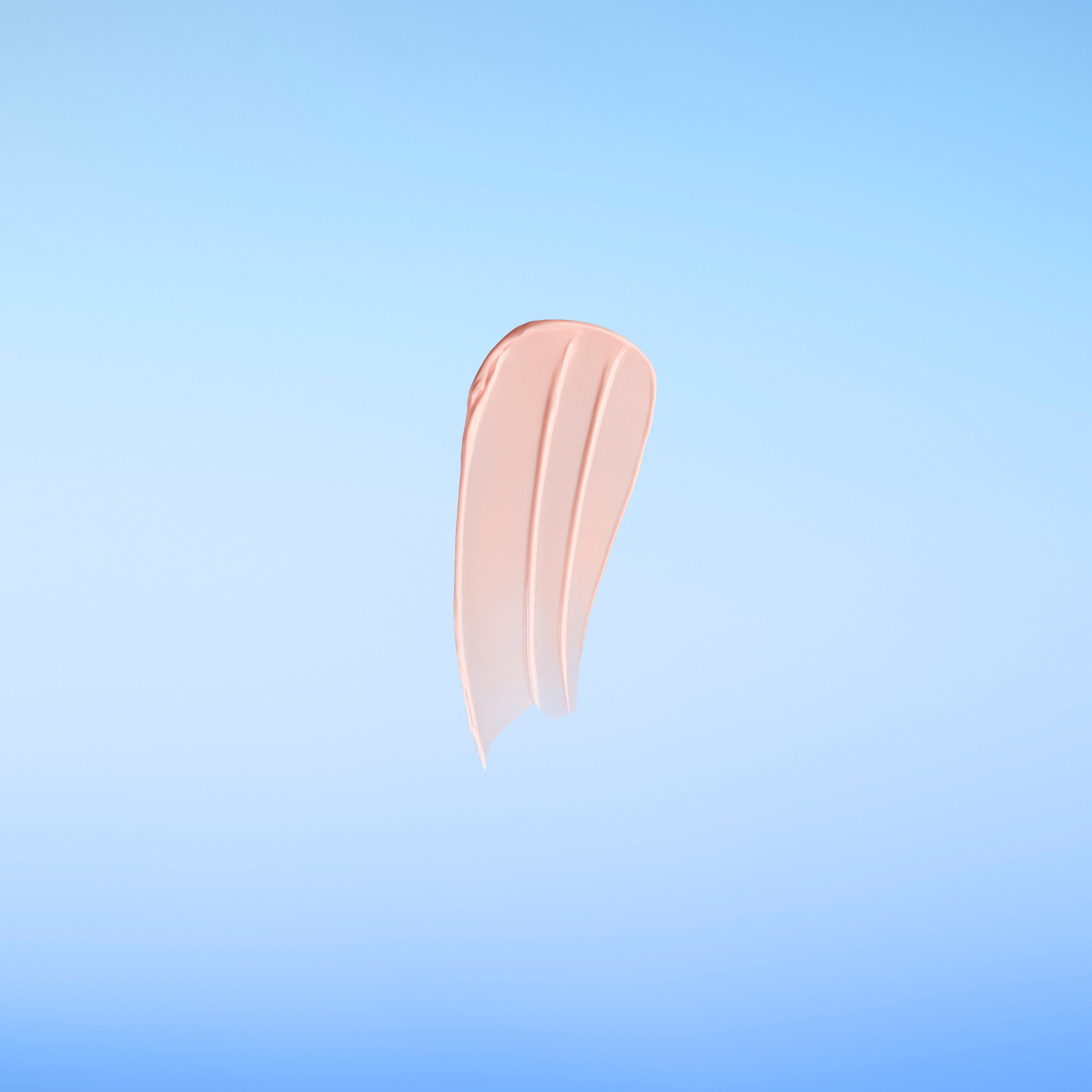 Striscio di crema rosa chiaro su sfondo blu. Tre strisce parallele.