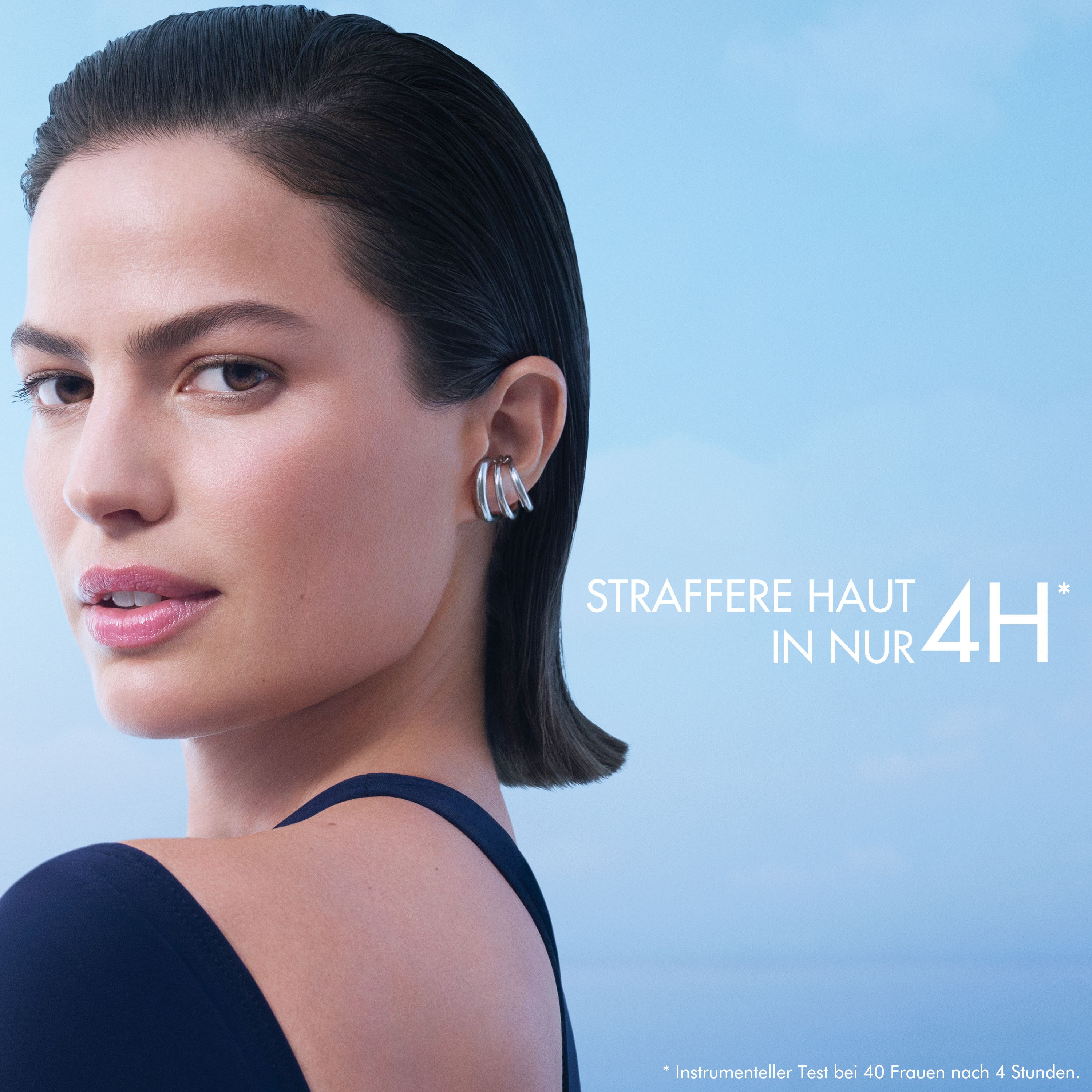 Donna con testo: STRAFFERE HAUT IN NUR 4H. La donna indossa orecchini.