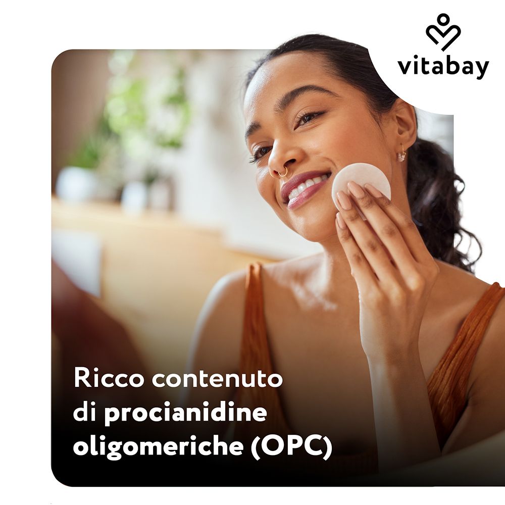Donna che si pulisce il viso con un dischetto di cotone. Vitabay OPC.