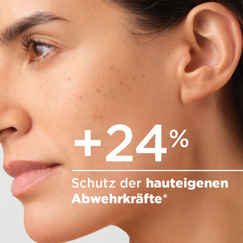 Pipetta con chiusura argentata. Scritta: BIODERMA. In vetro.
