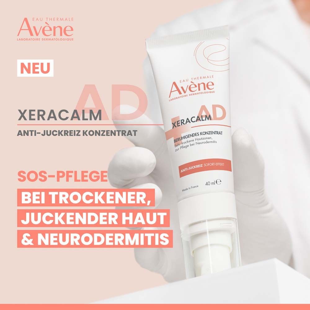 Persona con guanti tiene un tubo. Scritta: Eau Thermale Avène XERACALM A.D. Concentrato anti-prurito. Cura SOS per pelle secca, pruriginosa e dermatite atopica.