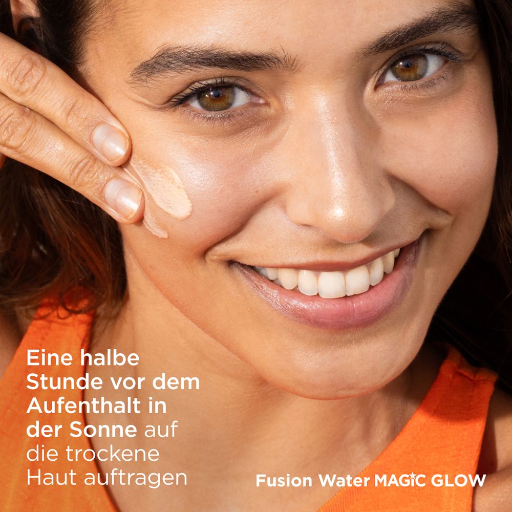 Donna che applica la crema solare. Istruzioni per l'uso: 30 minuti prima dell'esposizione al sole.
