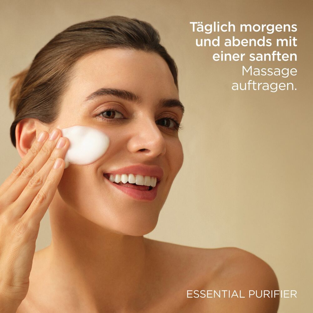 Donna applica schiuma. Testo: Applicare mattina e sera con un massaggio delicato. ESSENTIAL PURIFIER.