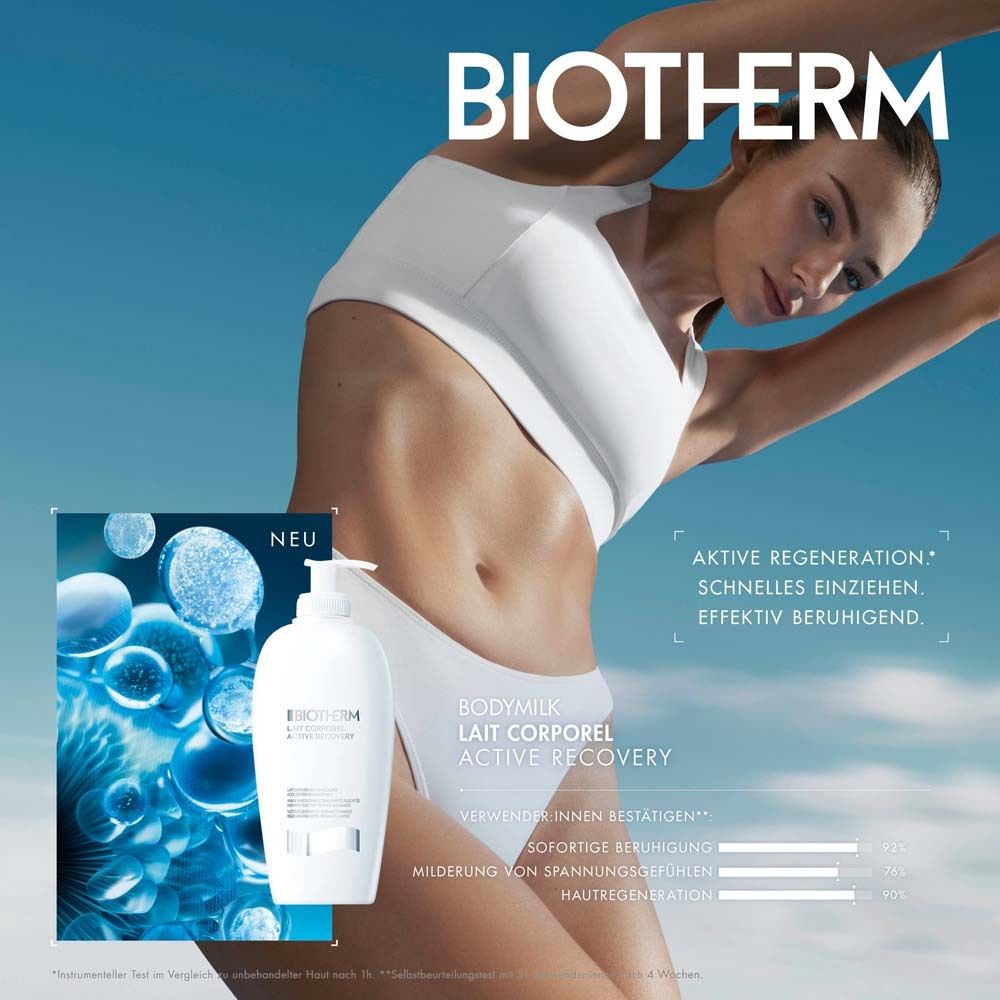 Donna con prodotto e confezione. Testo: Biotherm, Lait Corporel Active Recovery. Sfondo blu.