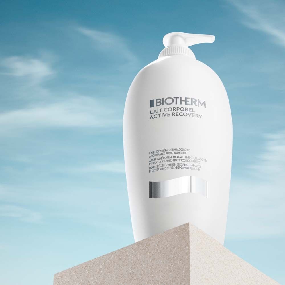 Flacone bianco con dosatore. Scritta: Biotherm Lait Corporel Active Recovery. Su piedistallo.