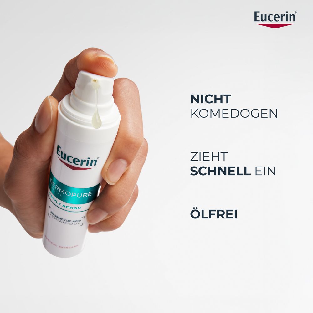 Mano che tiene il siero Eucerin Dermopure Clinical Triple Action. Non comedogenico, si assorbe rapidamente, senza olio.