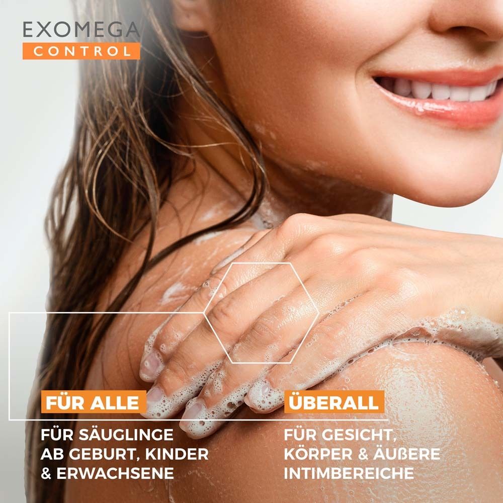EXOMEGA CONTROL: Una persona si lava la spalla con schiuma. Testo: Per tutti, per neonati, bambini e adulti. Ovunque, per viso, corpo e zone intime esterne.