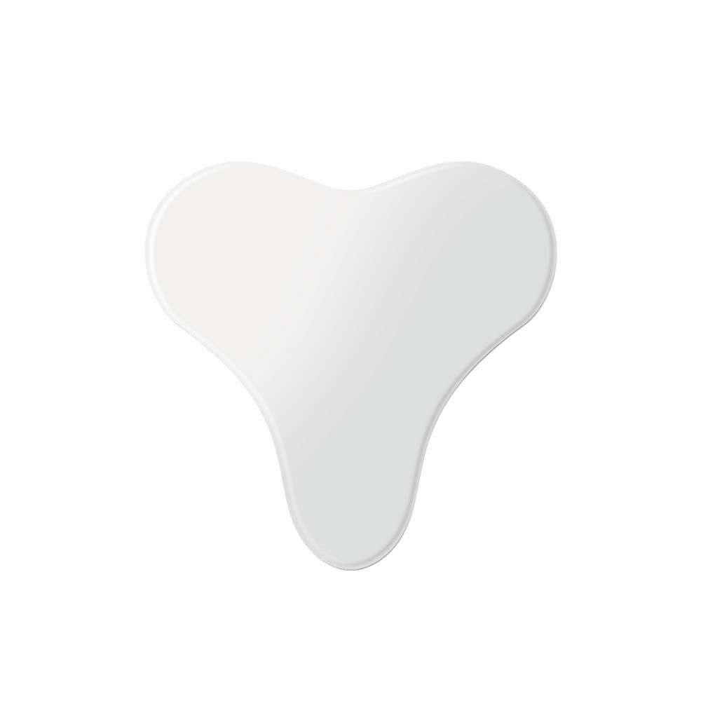 Pad Décolleté bianco a forma di cuore con tre punte arrotondate.