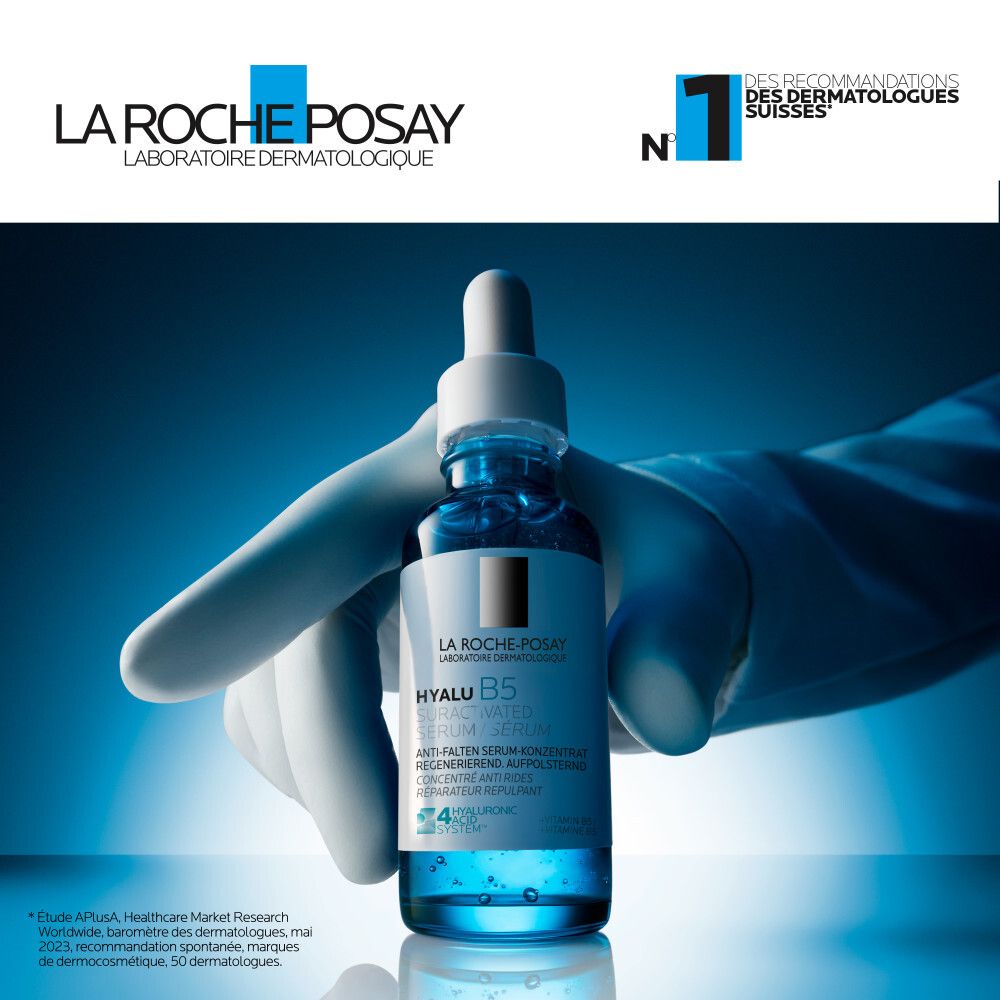 Persona che tiene in mano un flacone di siero. Logo La Roche-Posay. Testo: Hyalu B5 Serum. Raccomandato dai dermatologi.