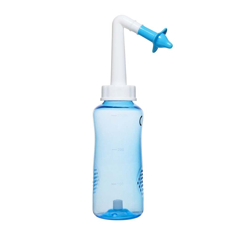 Doccia nasale blu con attacco bianco e testina blu. Bottiglia trasparente con scala graduata. Attacco con testina blu.