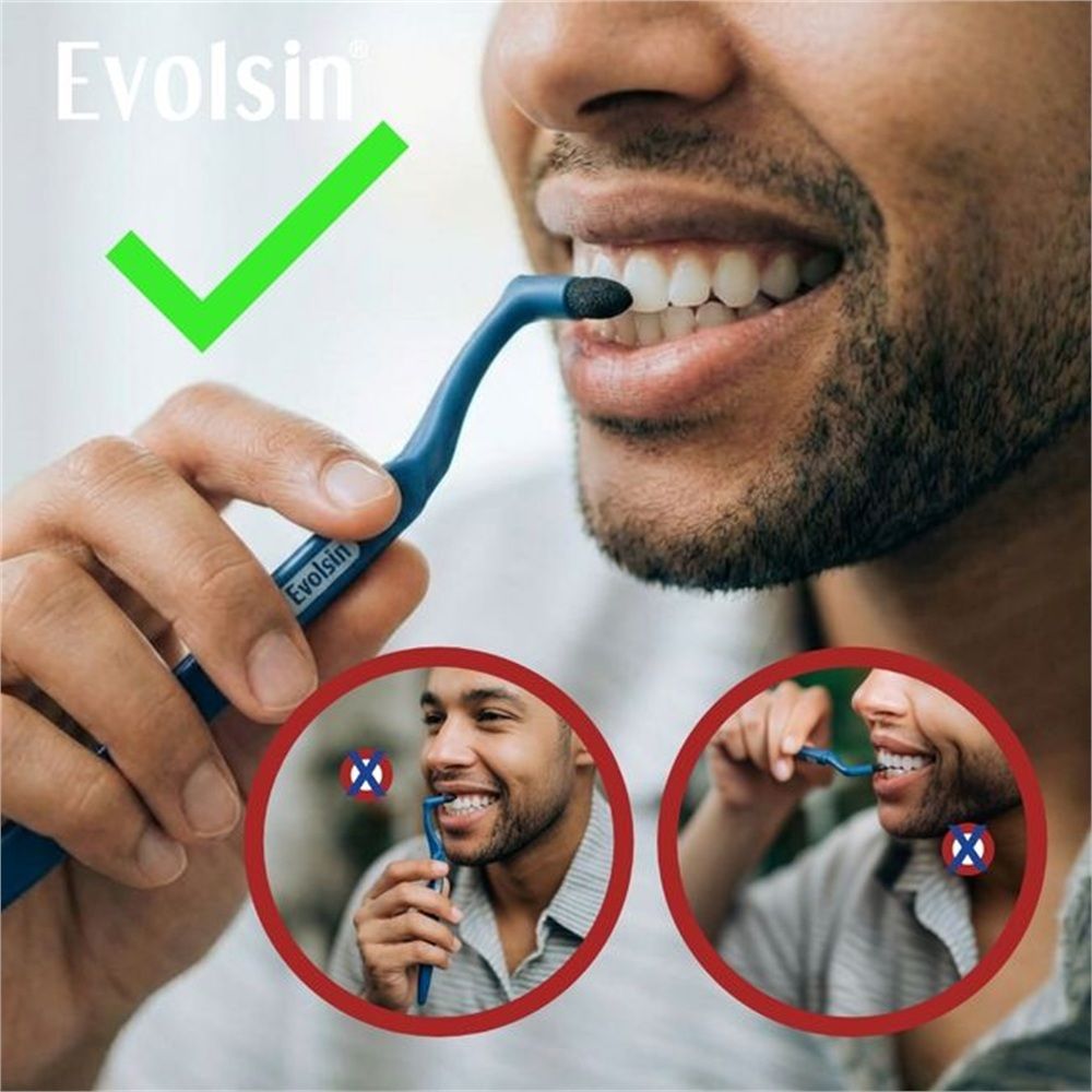 Uomo si pulisce i denti con un kit di spazzolini interdentali blu Evolsin.