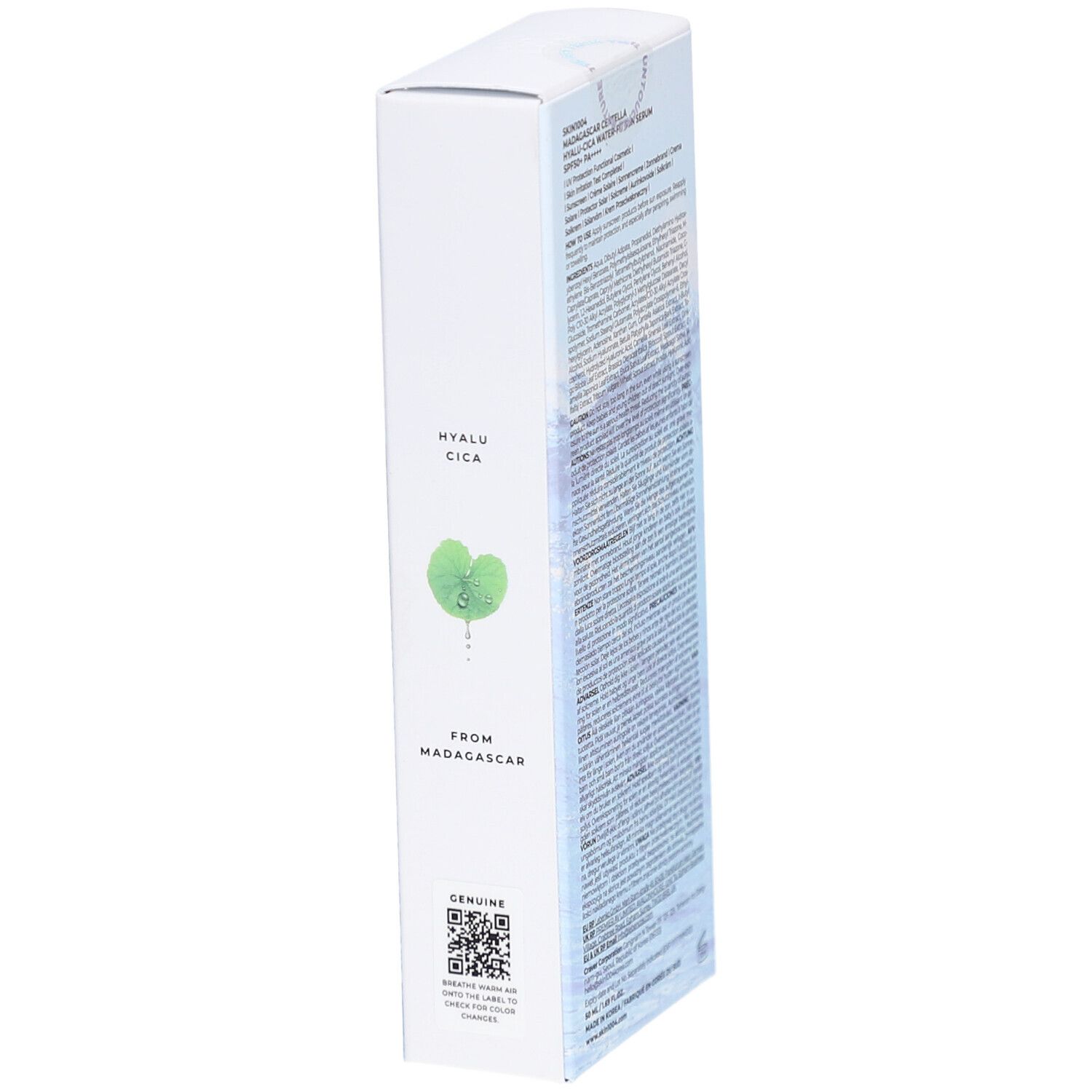 Confezione bianca, lato con grafica a foglia. Testo: HYALU-CICA, FROM MADAGASCAR, SKIN1004.