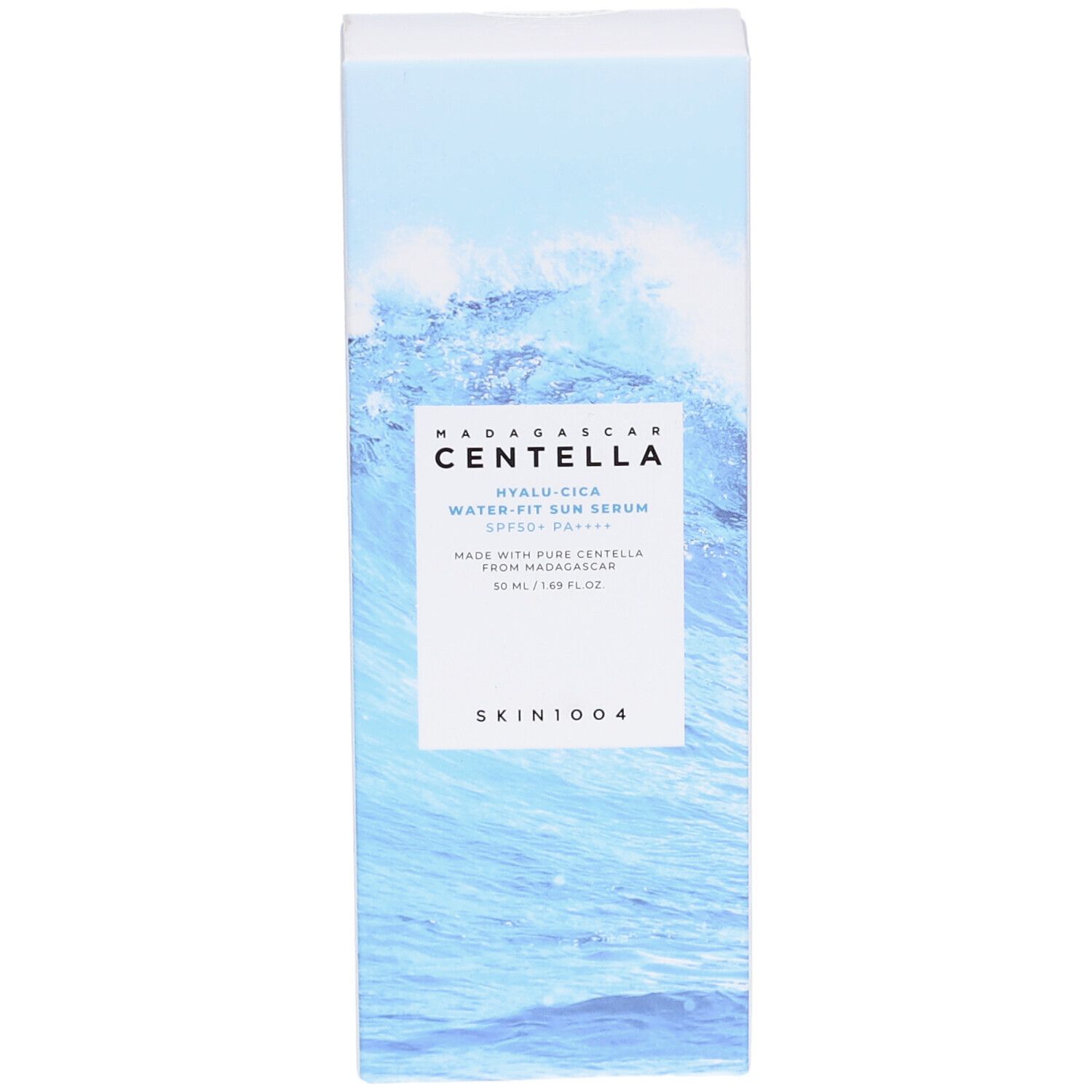 Confezione bianca con motivo a onde blu. Testo: MADAGASCAR CENTELLA, HYALU-CICA, Water Fit Sun Serum SPF50+ PA++++, SKIN1004.