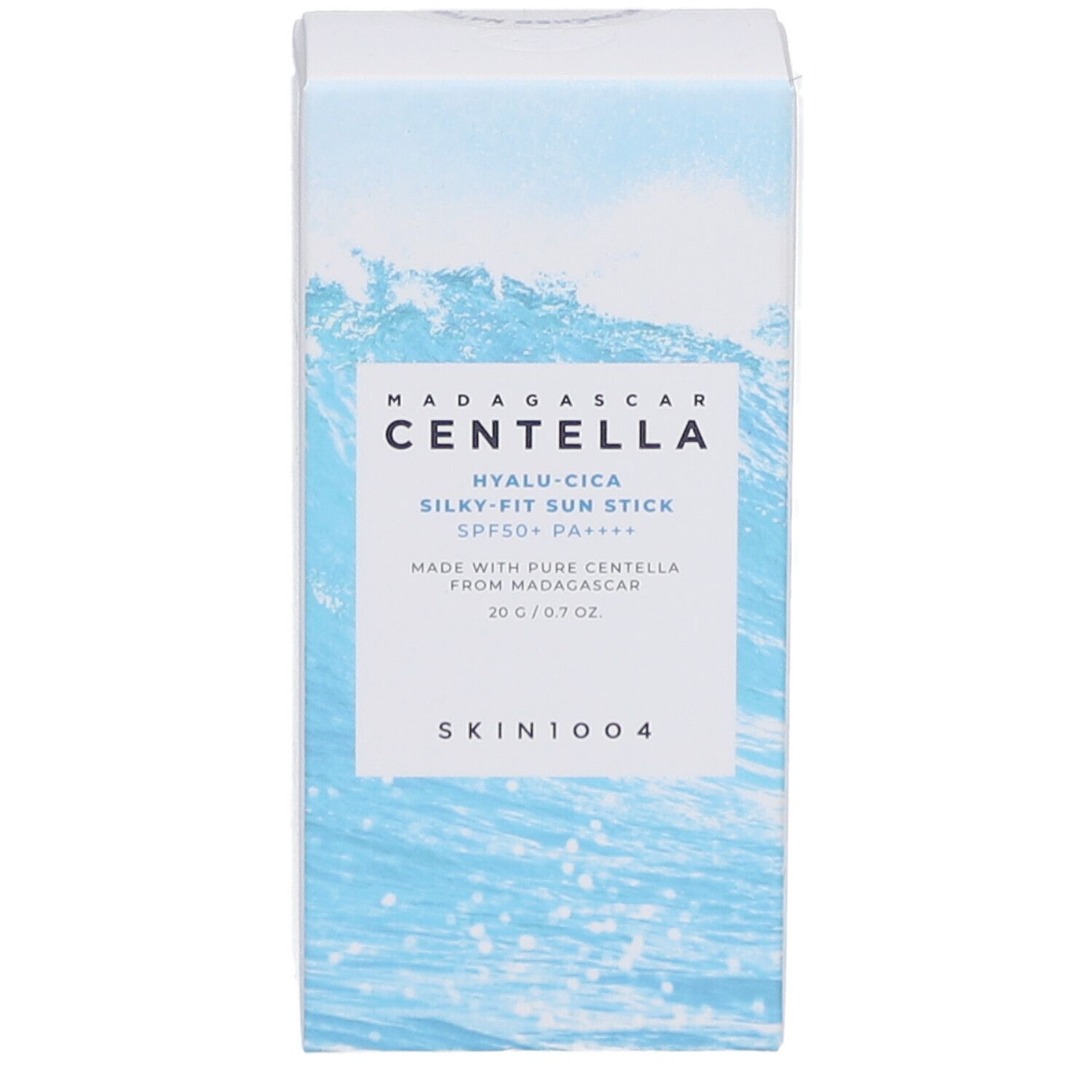 Scatola bianca con informazioni sul prodotto. Testo: MADAGASCAR CENTELLA, Hyalu-Cica, Silky-Fit Sun Stick SPF50+ PA++++, 20g/0.7 oz.