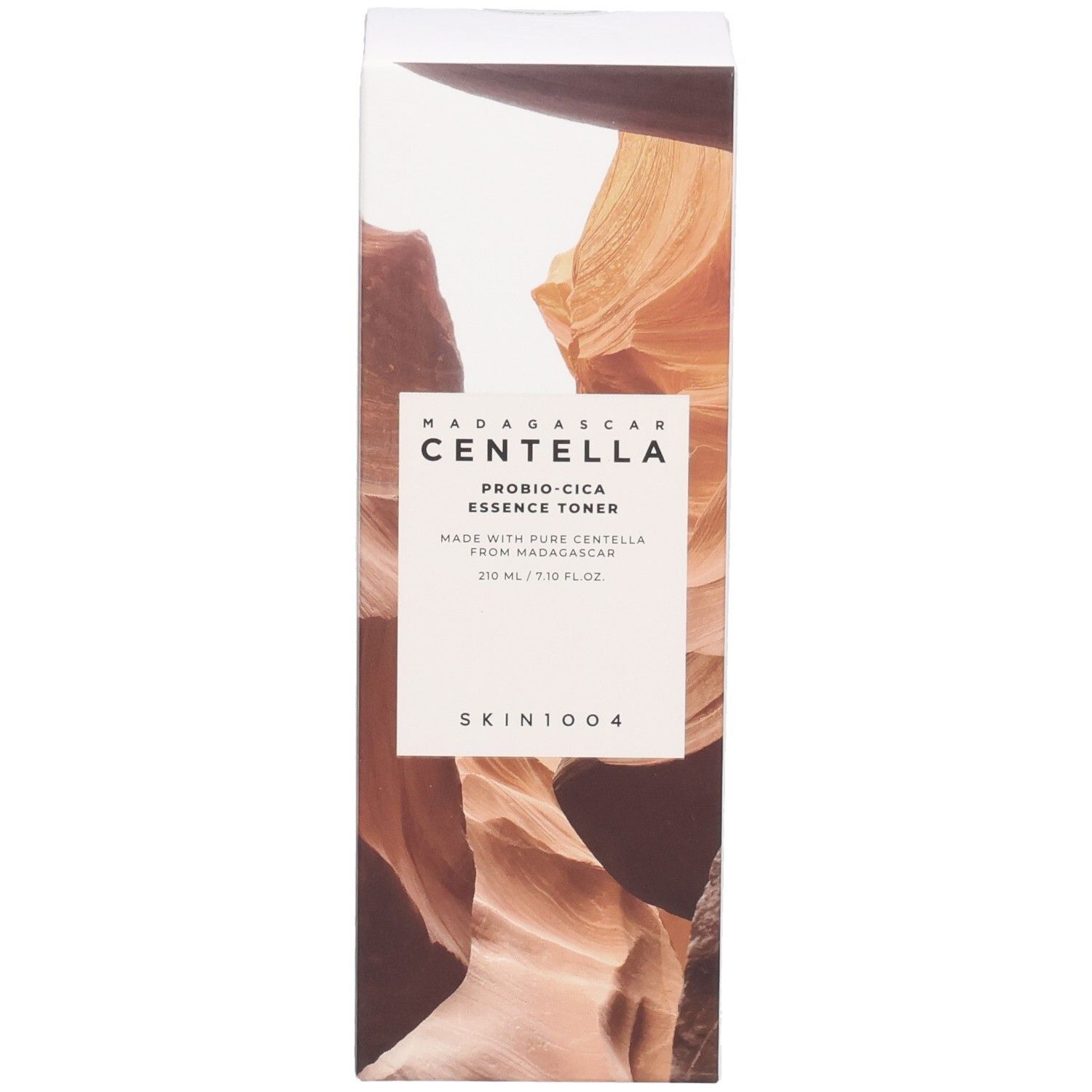 Confezione prodotto con motivo paesaggistico marrone. Testo: MADAGASCAR CENTELLA, PROBIO-CICA ESSENCE TONER, SKIN1004.