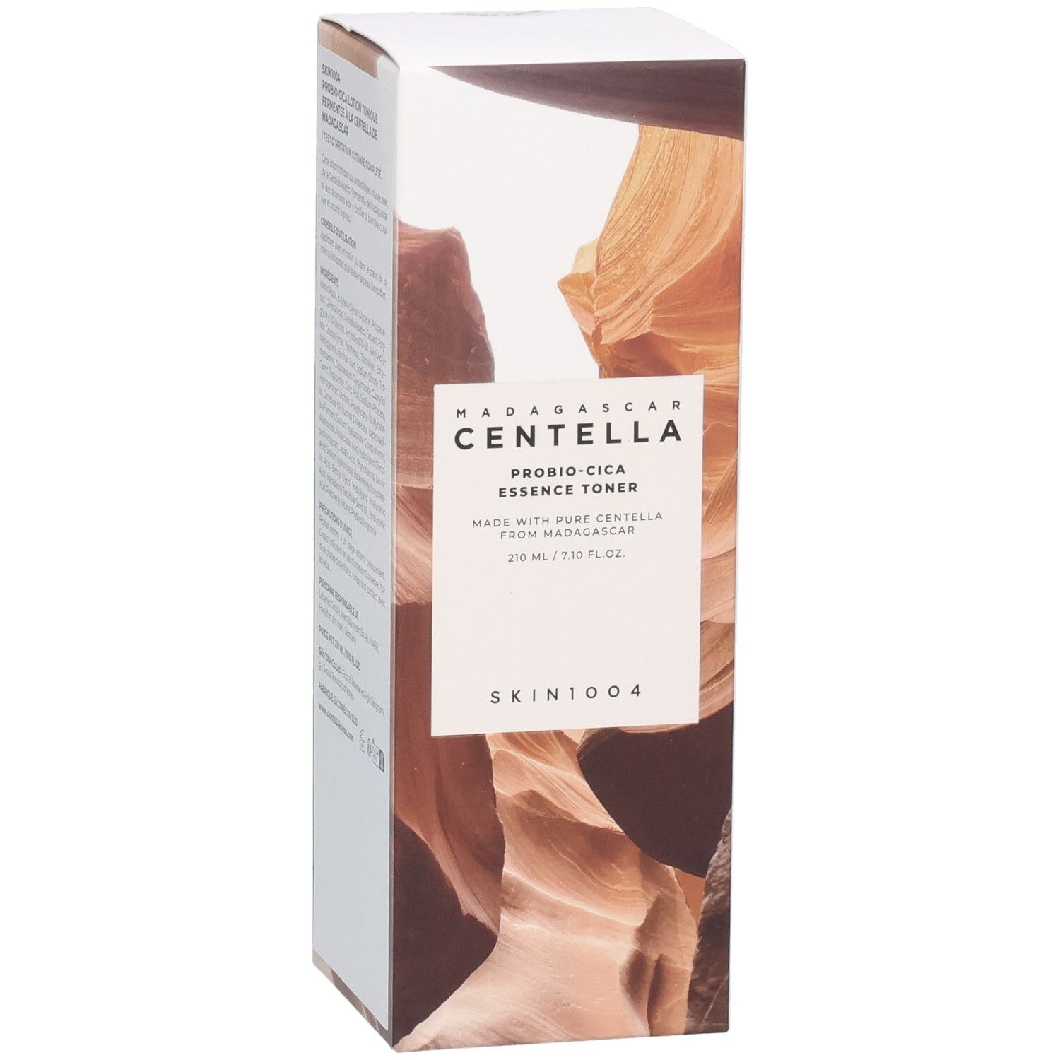 Confezione prodotto con motivo paesaggistico marrone. Testo: MADAGASCAR CENTELLA, PROBIO-CICA ESSENCE TONER, SKIN1004.