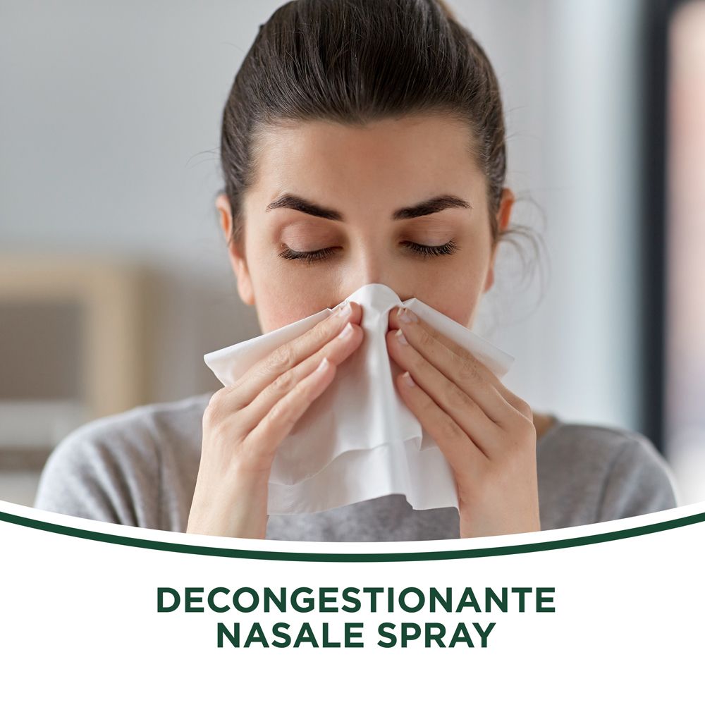 Donna con fazzoletto. Testo: DECONGESTIONANTE NASALE SPRAY.