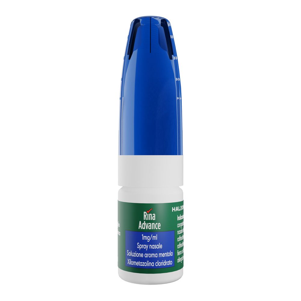 Punta blu di uno spray nasale. Corpo del flacone bianco con etichetta verde e testo.