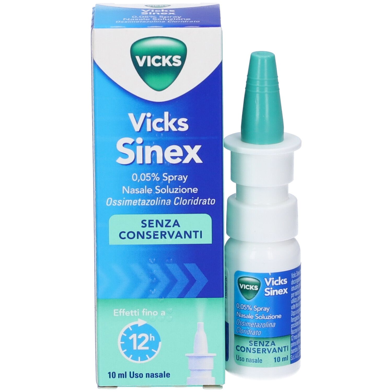 Confezione del prodotto con flacone ed erogatore. Confezione blu e bianca. Testo: Vicks Sinex.