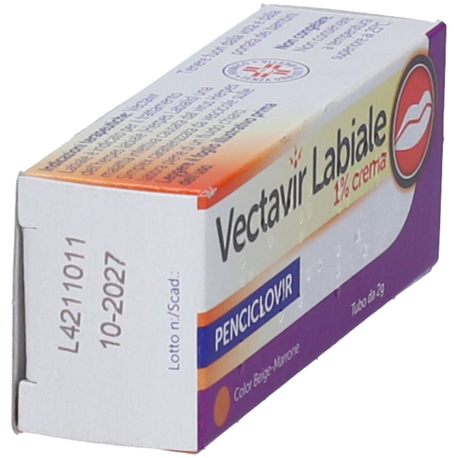 Vista obliqua della confezione di Vectavir Labiale 1% crema. Contiene Penciclovir. Scadenza 10-2027.