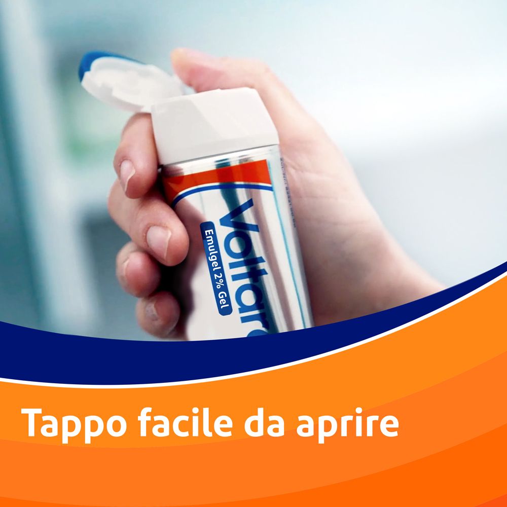Mano che tiene un tubo di Voltaren Emulgel 2% Gel. Coperchio aperto. Testo: Tappo facile da aprire.