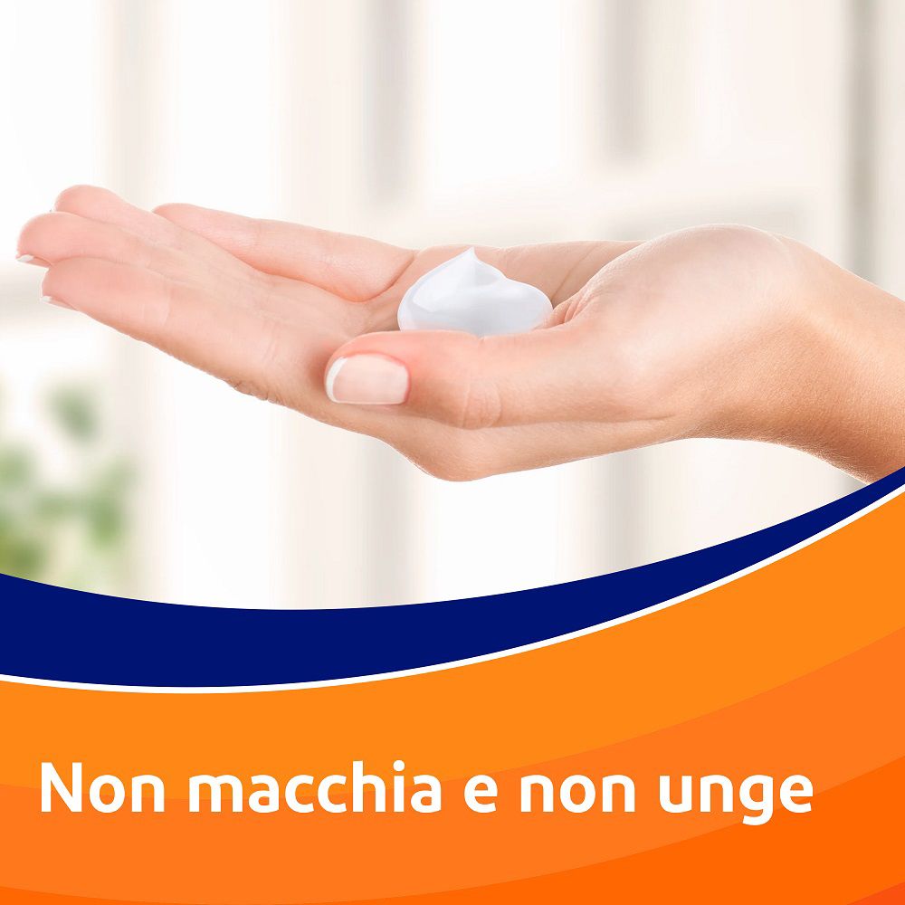 Mano con gel. Testo: Non macchia e non unge.