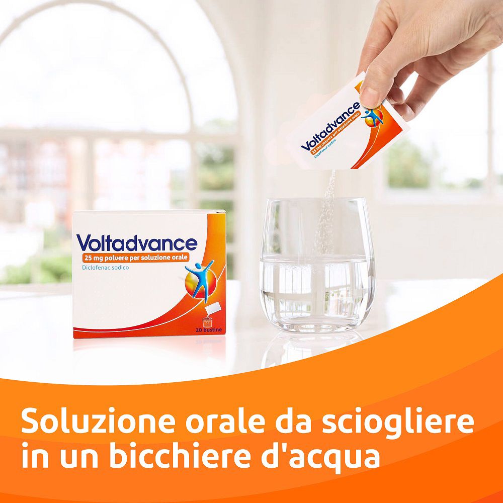 Persona che versa la polvere da una bustina in un bicchiere d'acqua. Confezione Voltadvance visibile.