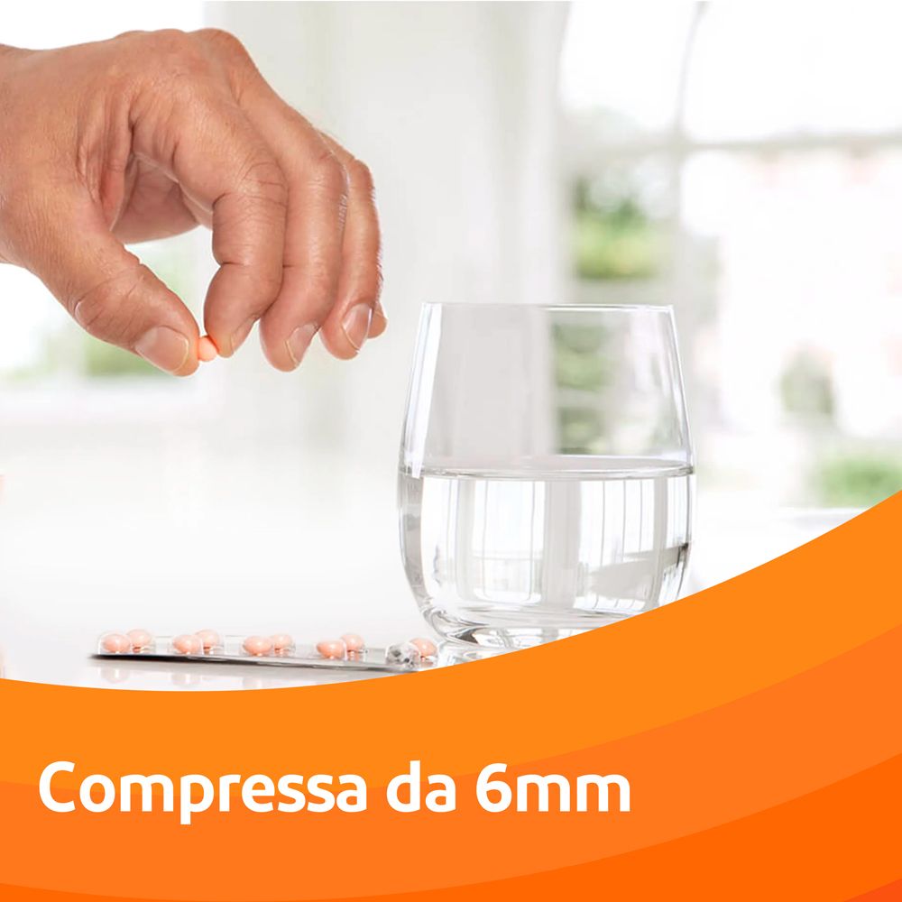 Mano che tiene una compressa sopra un bicchiere d'acqua. Blister di compresse visibile. Testo: 'Compressa da 6mm'.