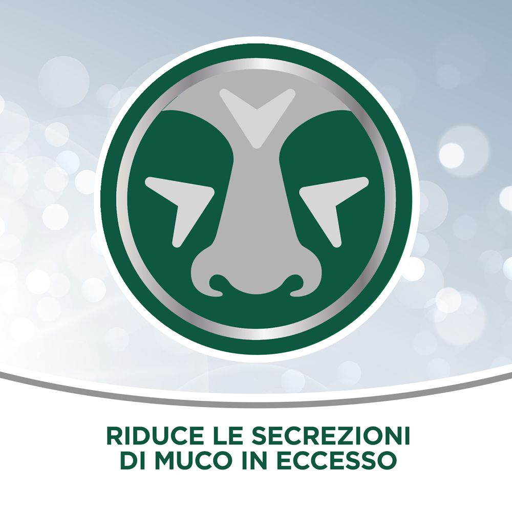 Logo verde con naso. Testo: Riduce le secrezioni di muco in eccesso. Sfondo: cerchi luminosi sfocati.