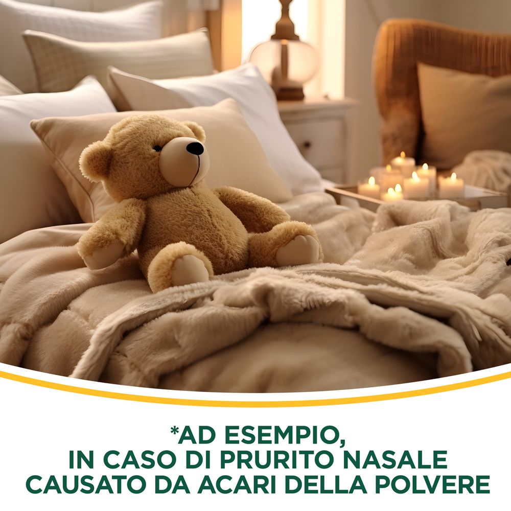 Orsacchiotto su un letto. Testo: *AD ESEMPIO, IN CASO DI PRURITO NASALE CAUSATO DA ACARI DELLA POLVERE.