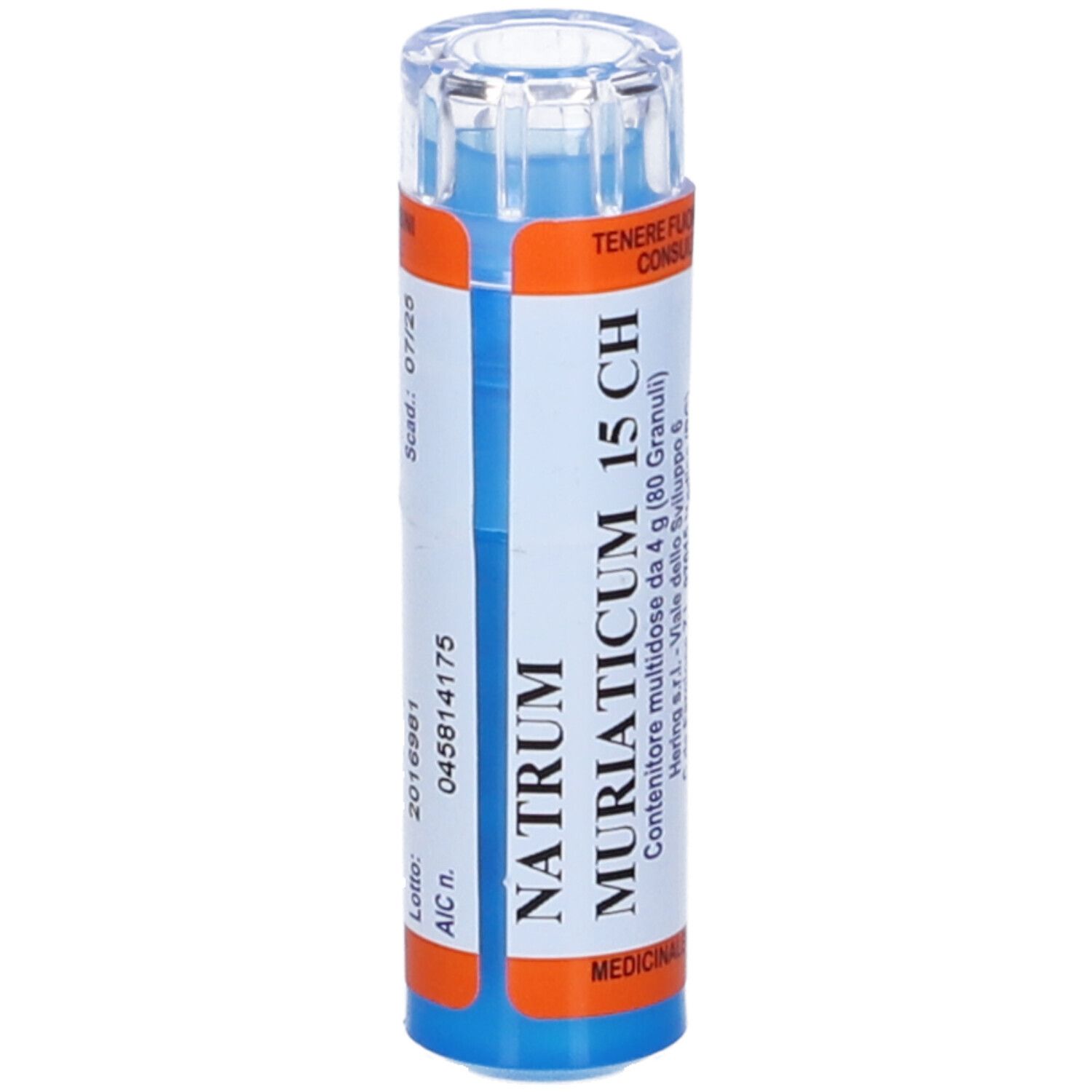 Flacone cilindrico blu con tappo trasparente. Scritta: NATRUM MURIATICUM 15 CH. Etichette arancioni e bianche.