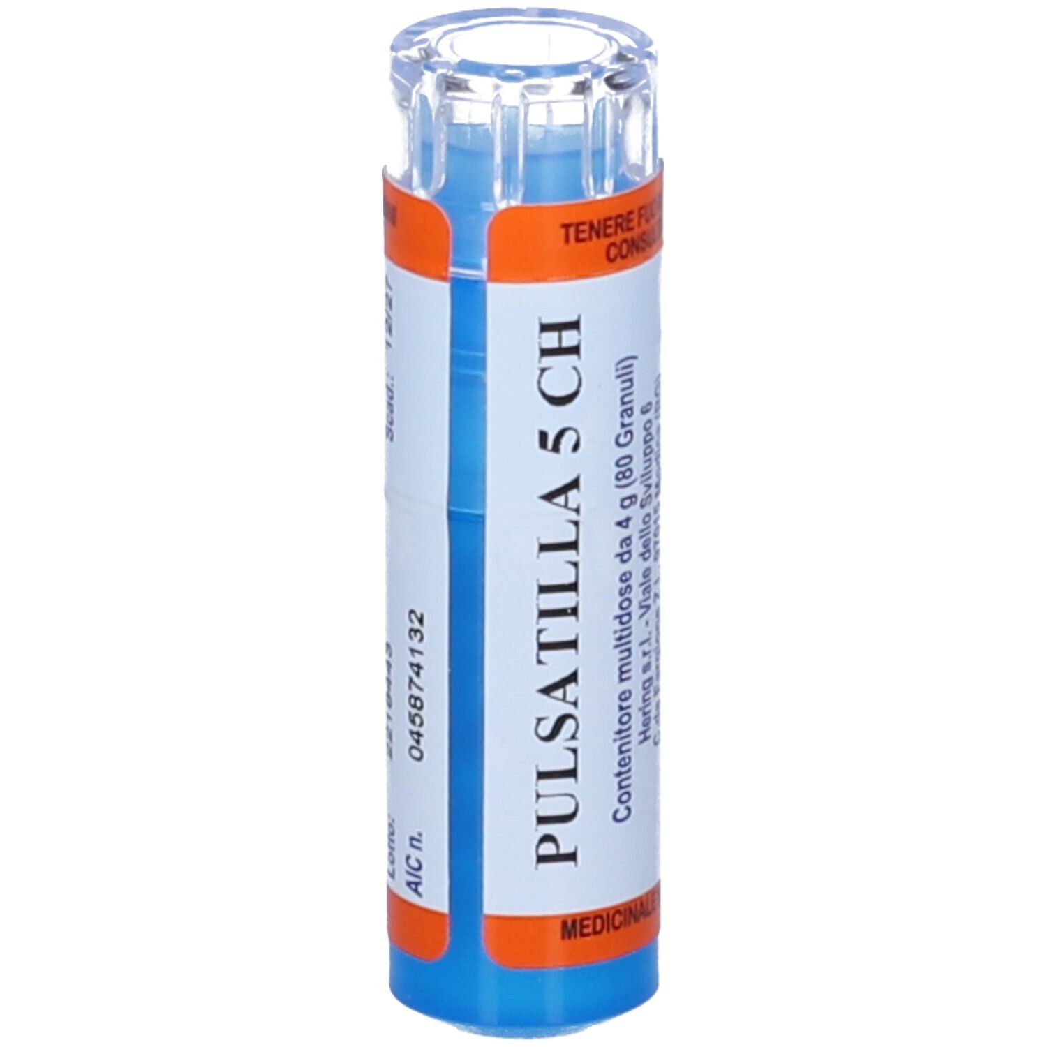 Contenitore cilindrico blu con tappo trasparente. Scritta: Pulsatilla 5 CH. Etichette arancioni e bianche con testo.