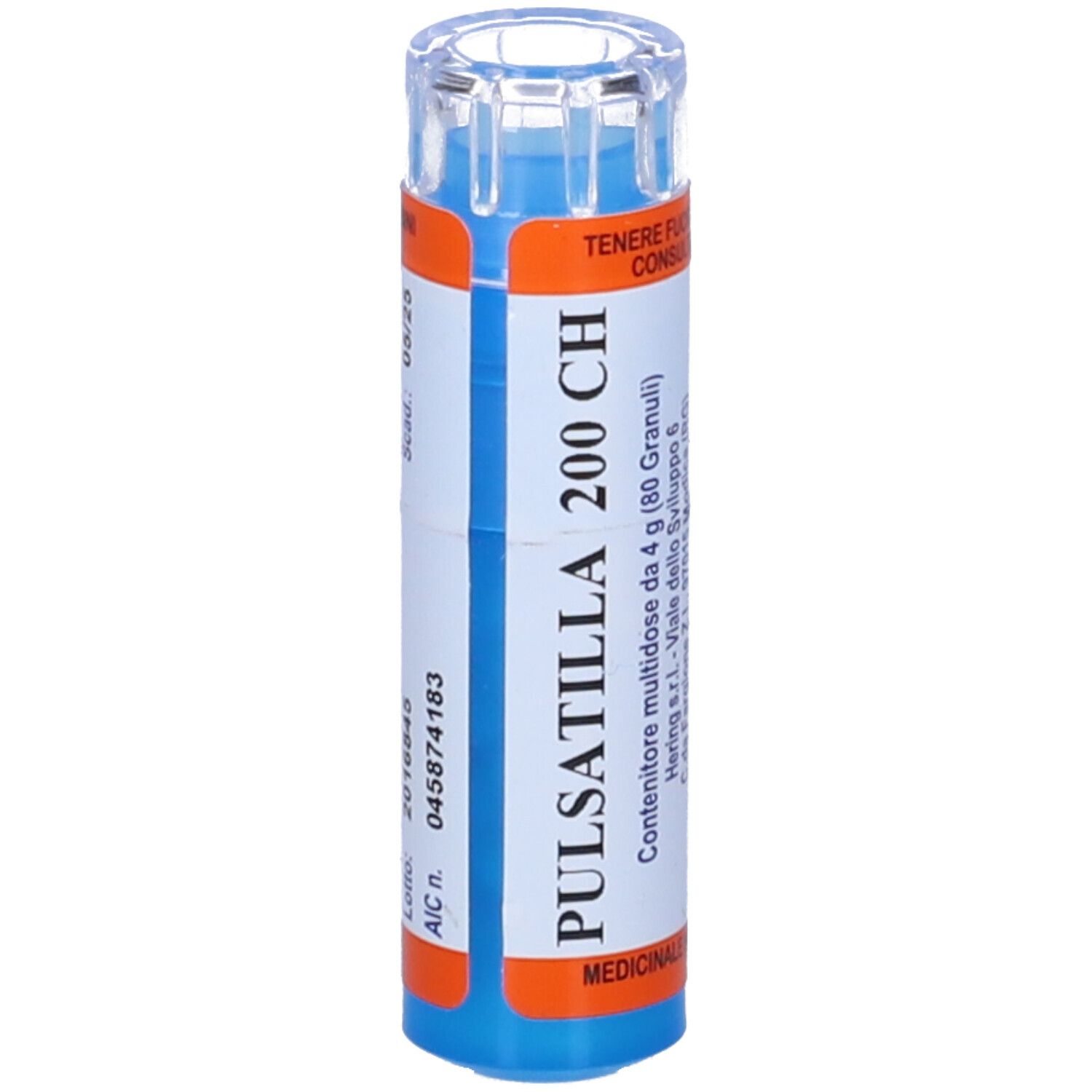 Confezione cilindrica blu e bianca con coperchio trasparente. Scritta: Pulsatilla 200 CH. Etichette arancioni e blu.