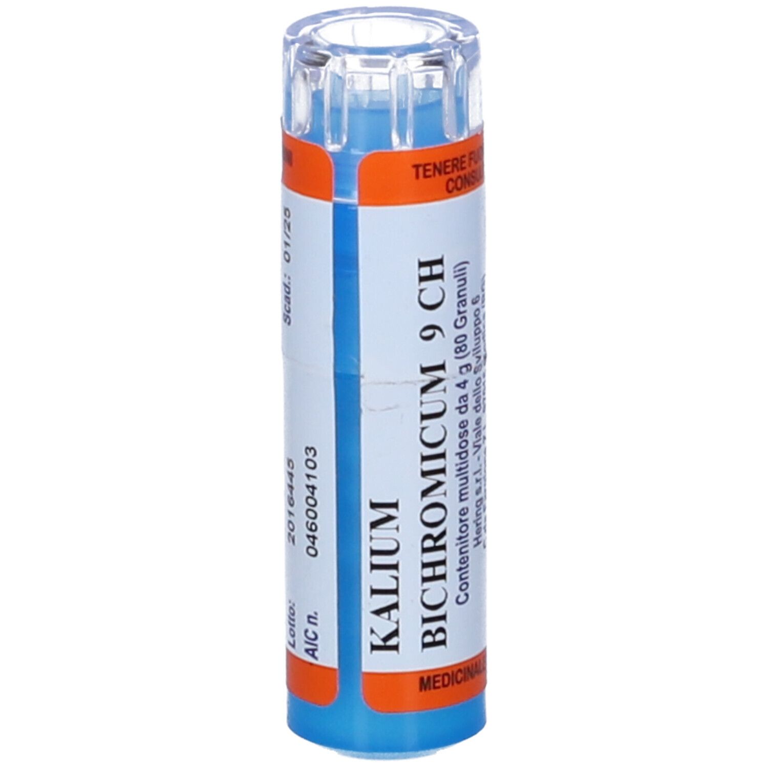 Flacone cilindrico blu con tappo trasparente. Scritta: Kalium Bichromicum 9 CH. Etichette arancioni e bianche. Data di scadenza.