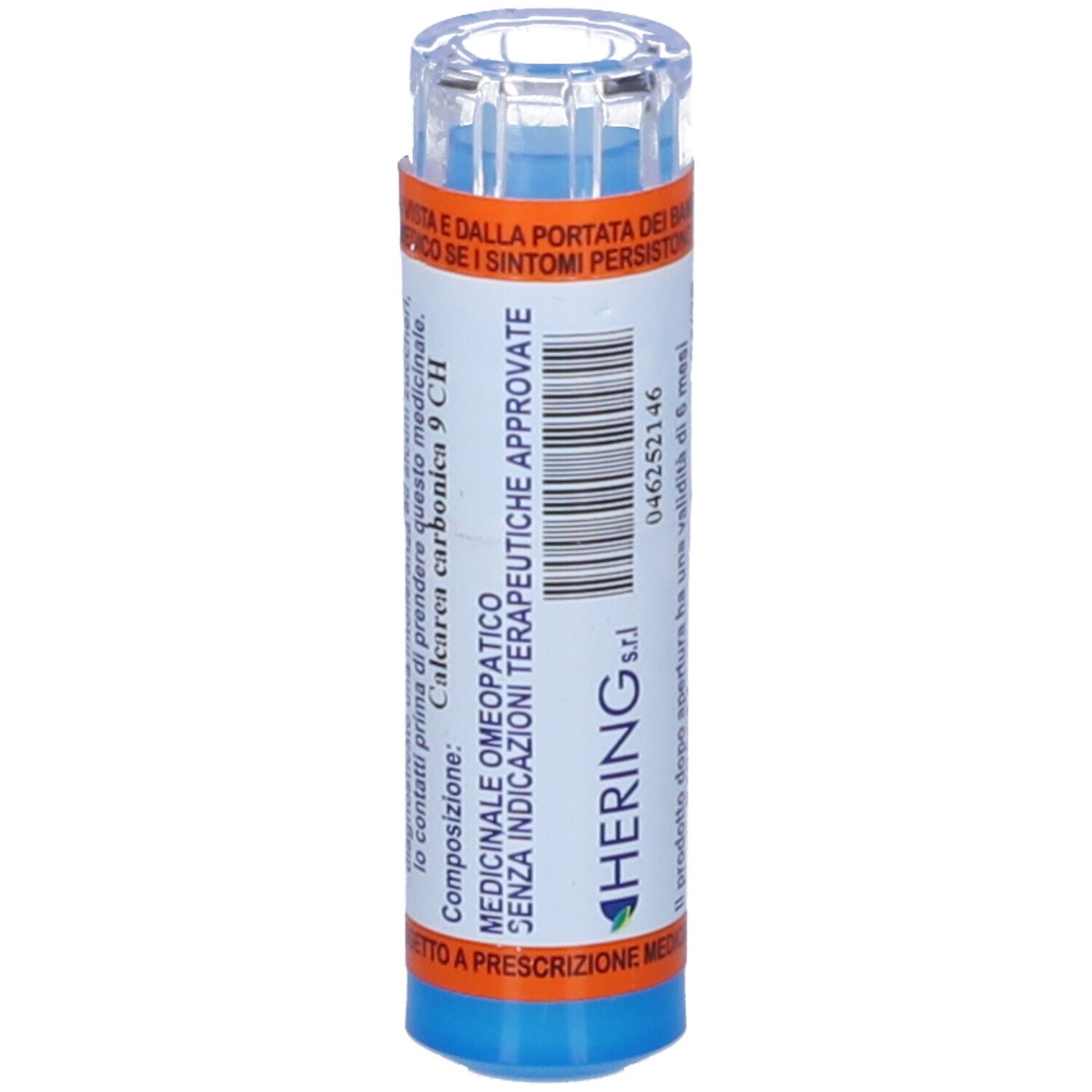 Flacone cilindrico blu e bianco con coperchio trasparente. Scritta CALCAREA CARBONICA 9 CH. Etichette con testo.