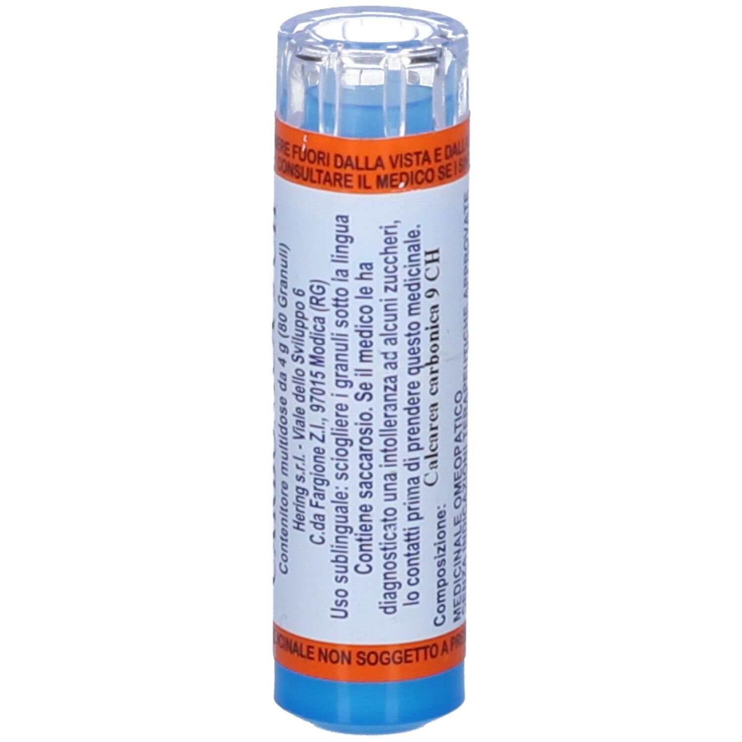 Flacone cilindrico blu e bianco con coperchio trasparente. Scritta CALCAREA CARBONICA 9 CH. Etichette con testo.