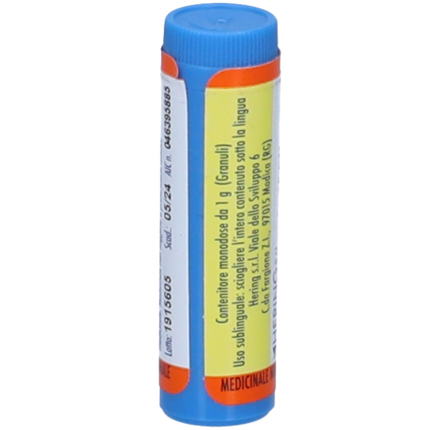 Contenitore cilindrico blu e arancione. Etichetta con testo e numero di lotto. Contenuto: Granuli.