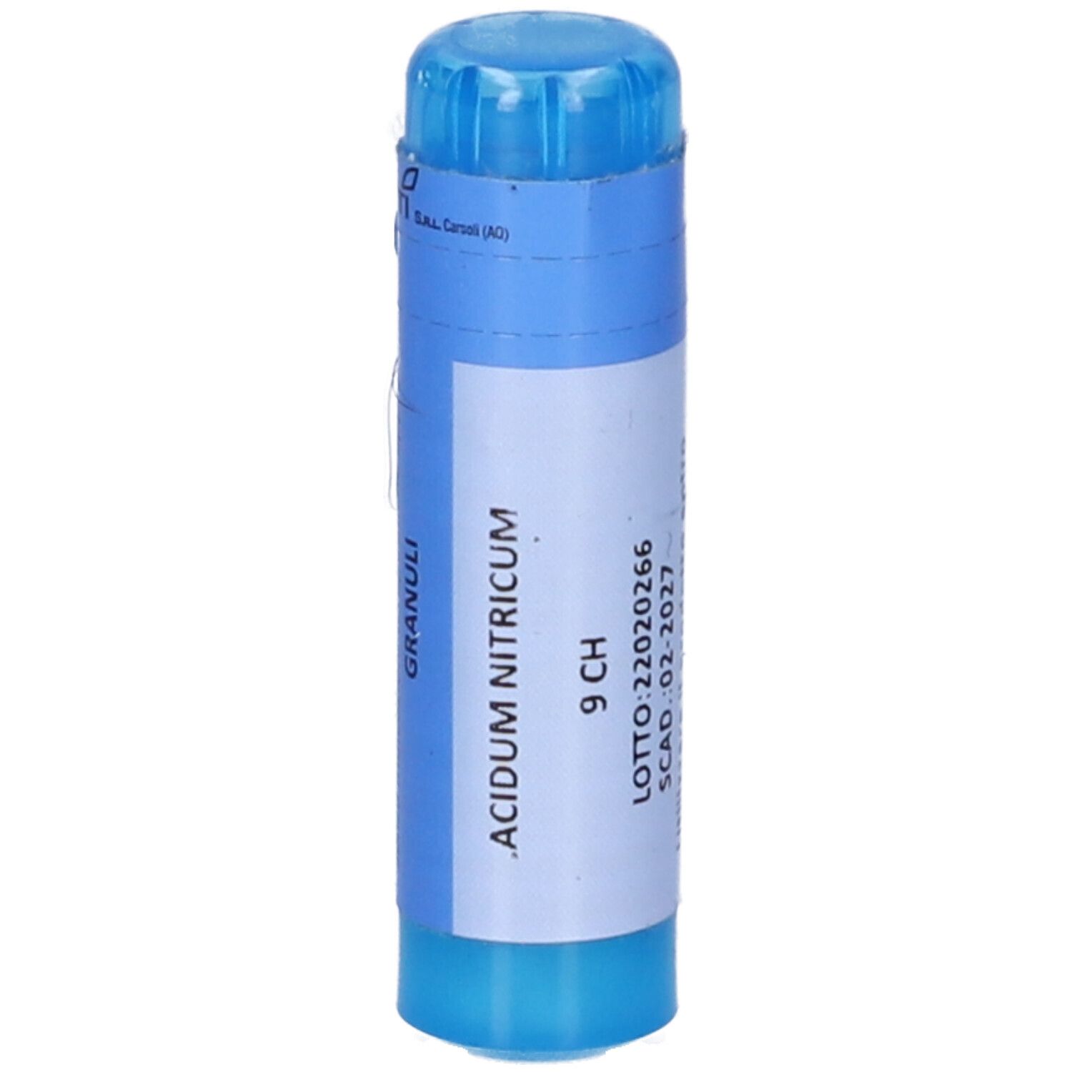 Contenitore cilindrico blu con etichetta bianca. Scritta: ACIDUM NITRICUM 9 CH. Numero di lotto e data di scadenza.