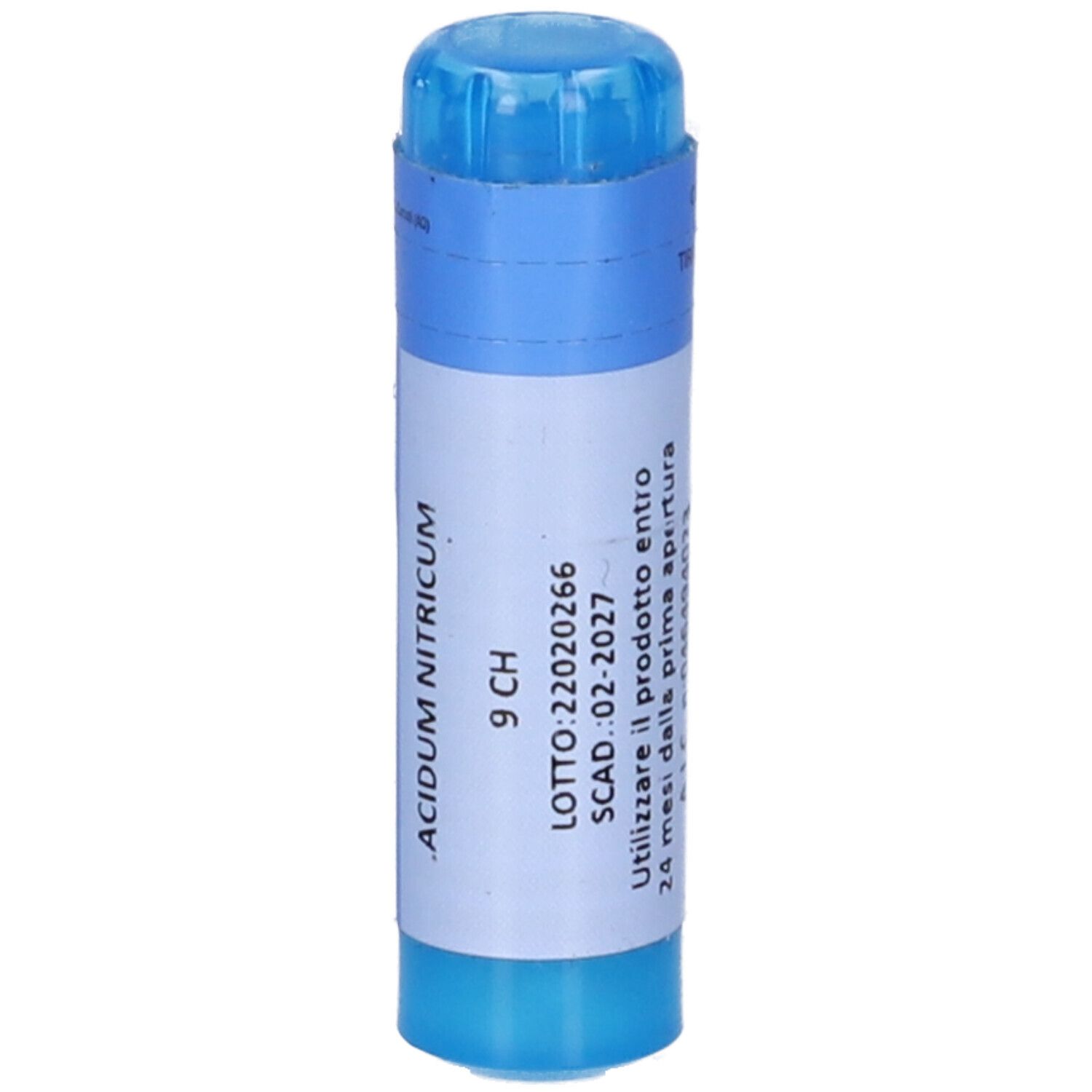 Contenitore cilindrico blu con etichetta bianca. Scritta: ACIDUM NITRICUM 9 CH. Numero di lotto e data di scadenza. Istruzioni per l'uso.