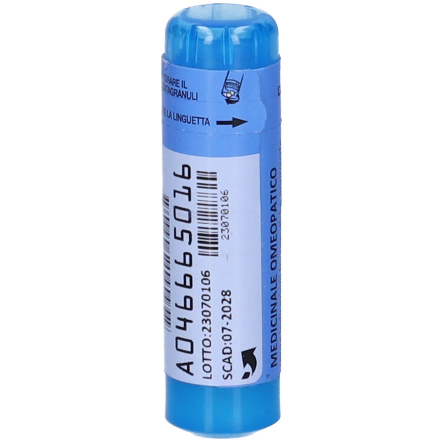 Contenitore blu con etichetta bianca. Scritta: A04665016, LOTTO: 23070106, SCAD: 07-2028. Codice a barre.